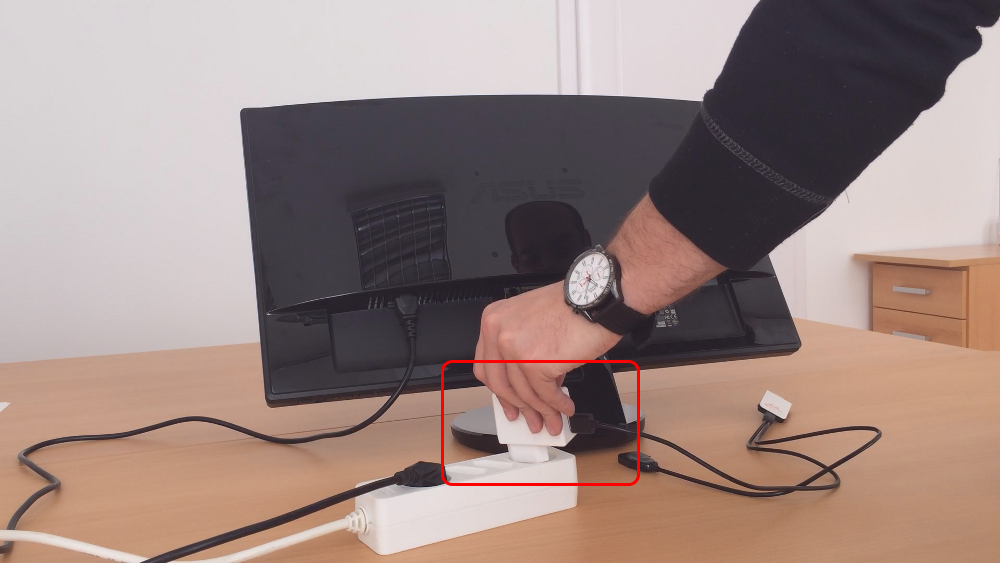 connecting the ezcast device to the power outlet